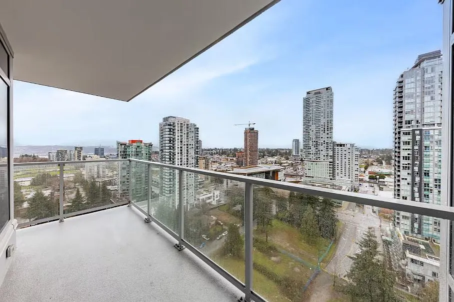 Prepare to be captivated by the stunning panoramic city views from the 19th floor. Whether day or night, this elevated vantage point offers a front-row seat to the dynamic energy and beauty of the urban landscape.