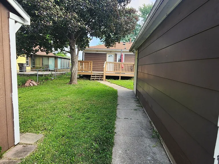 2405 Maple St — Photo 29