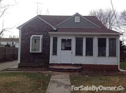 3rd image of 140 Botsford St