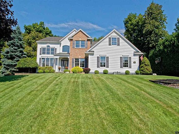 5th image of 18 Bergen Woods Dr