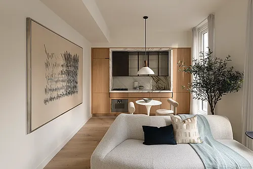 135 E 47th St Photo 1