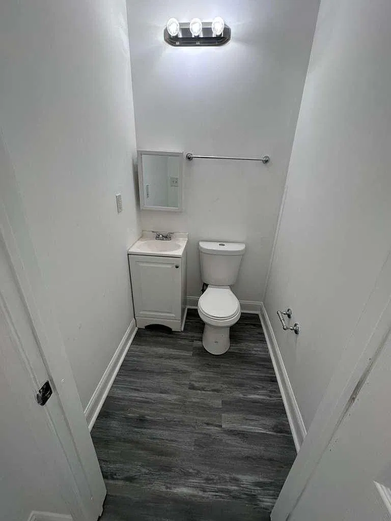 5 bed, 2400 sqft, $2,600 — Photo 1