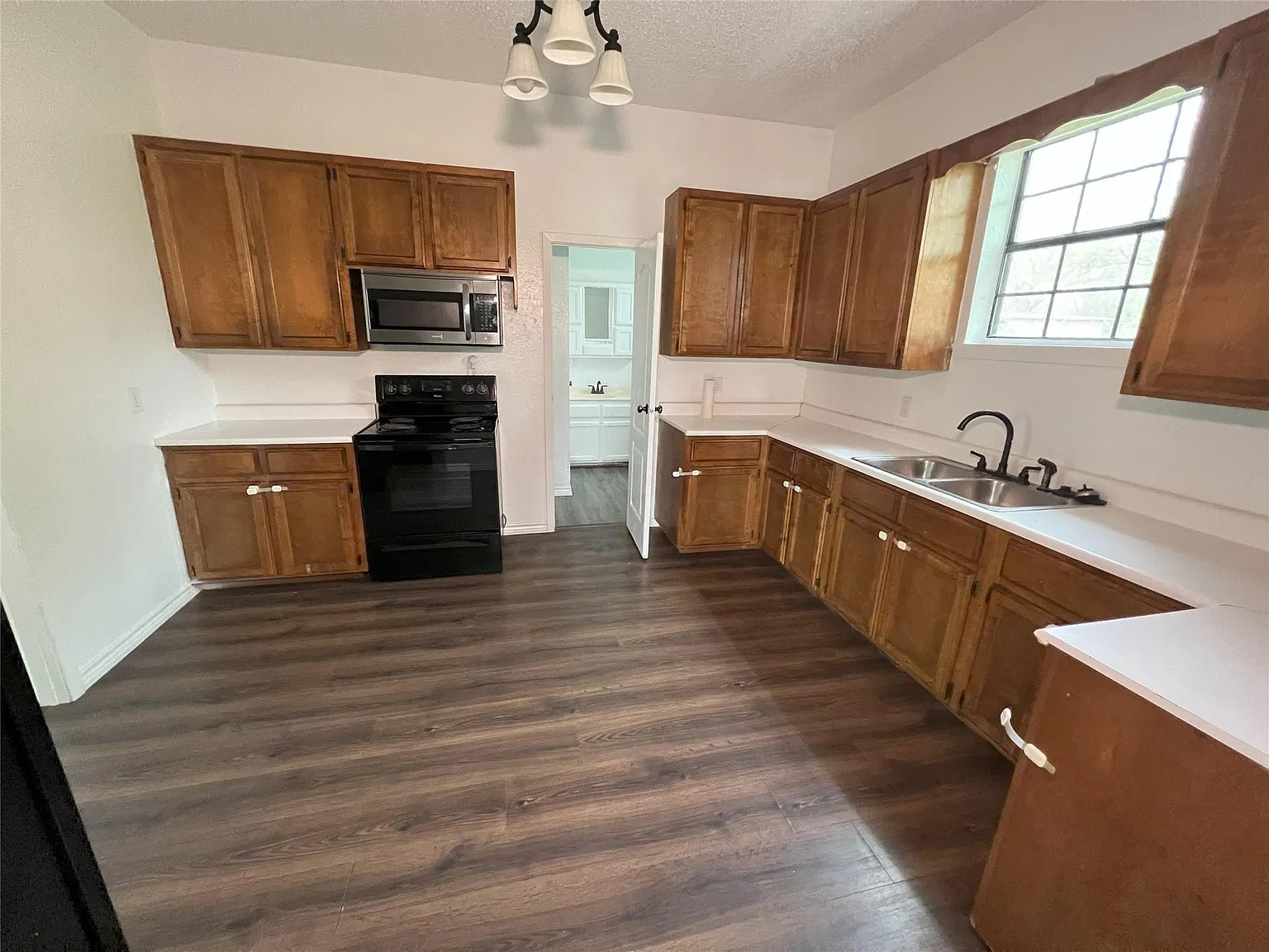 2 bed, 1.0 bath, 720 sqft, $1,600 — Photo 2