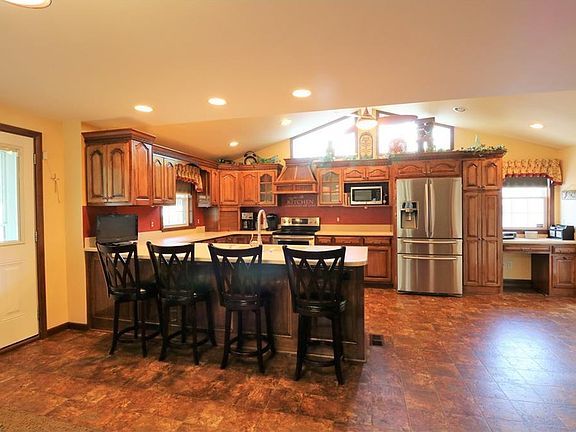 2nd image of 1737 Meadow Ln