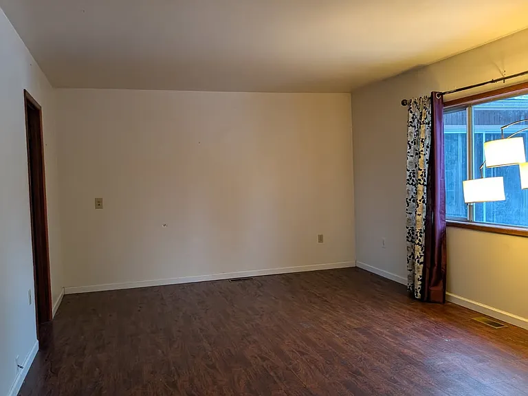 810 Dewitt Dr — Photo 6