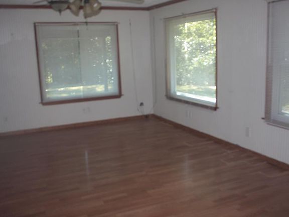 5th image of 155 Roseland Dr
