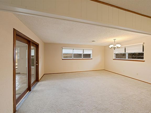 5th image of 304 NW Tanglewood Ln