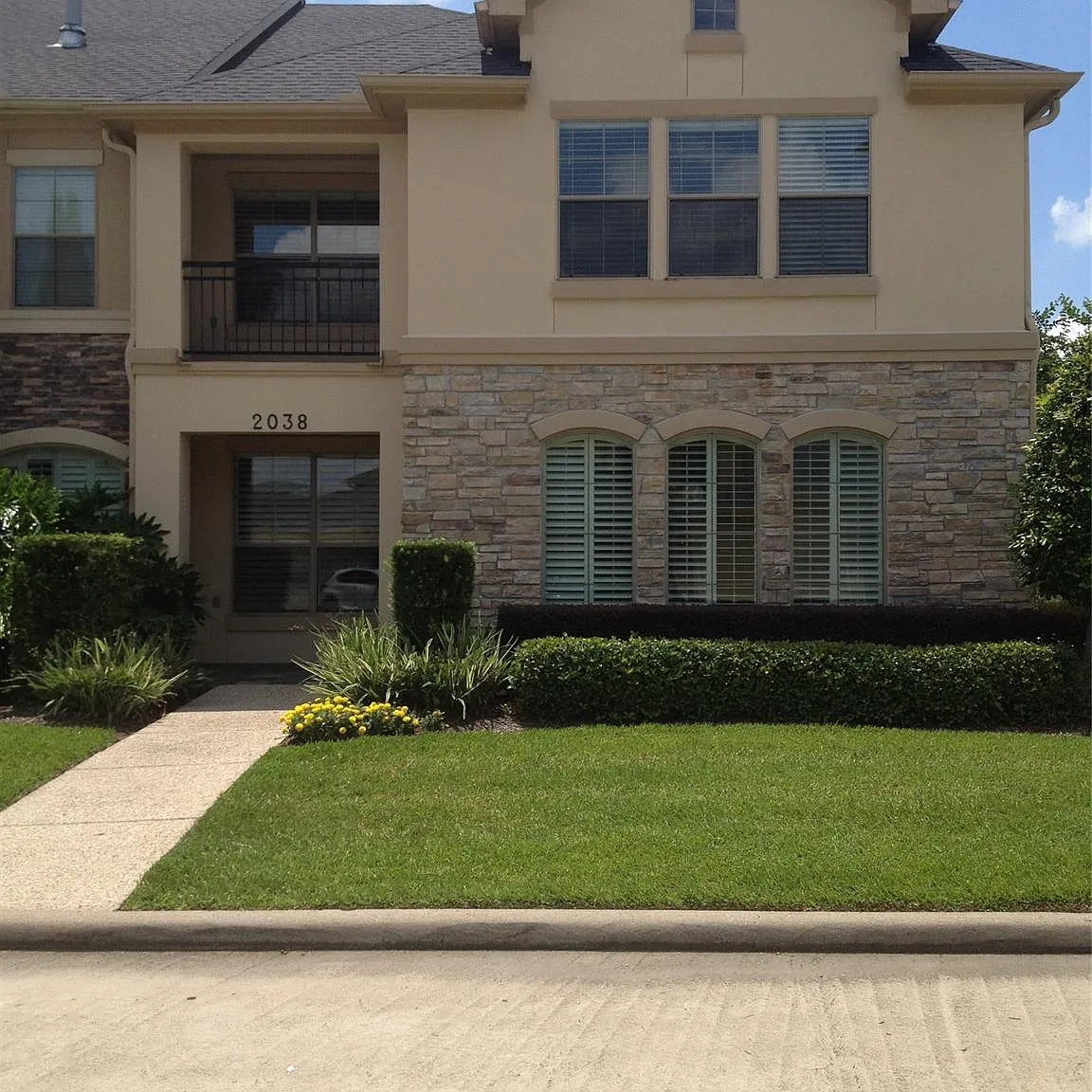 3 bed, 3.5 bath, 3058 sqft, $3,400 — Photo 4
