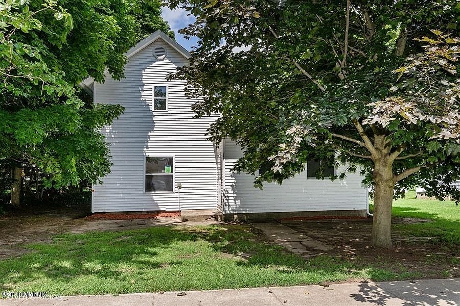 1st image of 216 Queens Dr