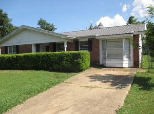 806 Hillside Ct, Hugo, OK 74743