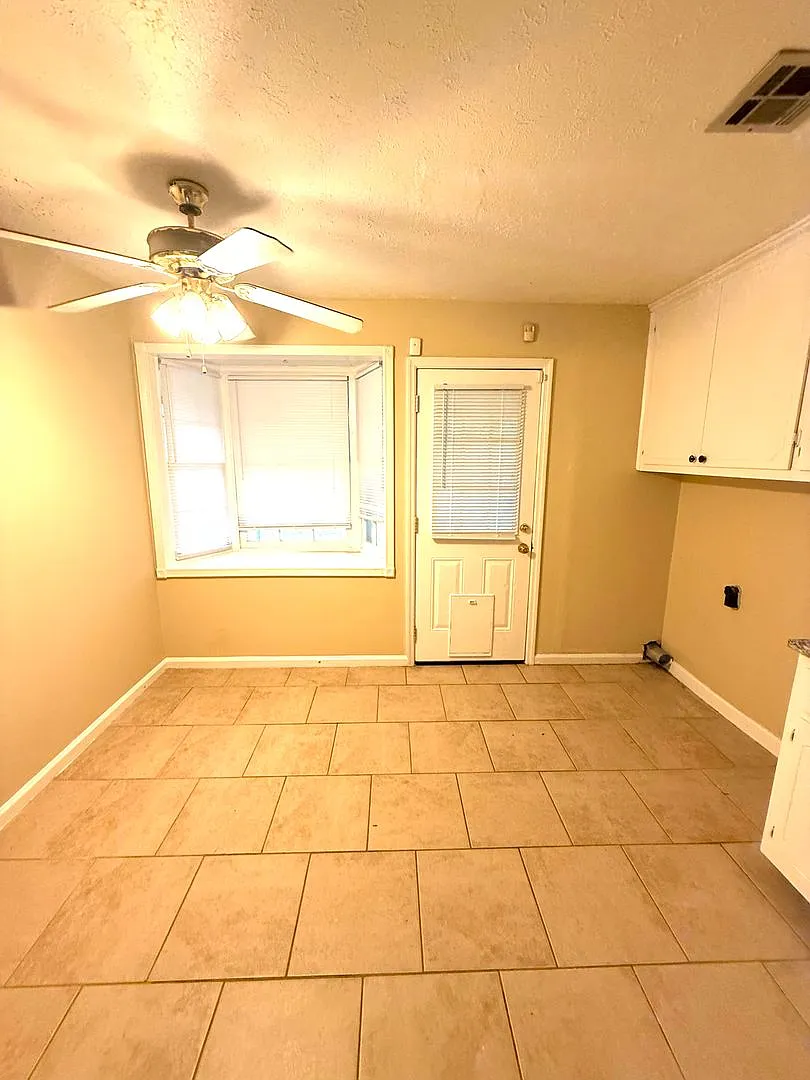 3 bed, 2.0 bath, 1817 sqft, $1,350 — Photo 4