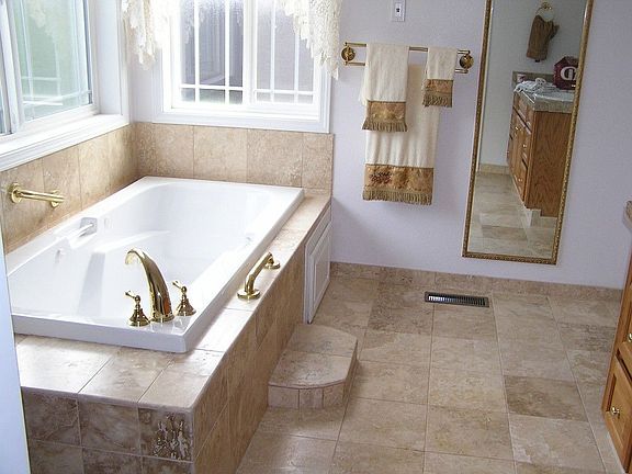 Master bath jet tub