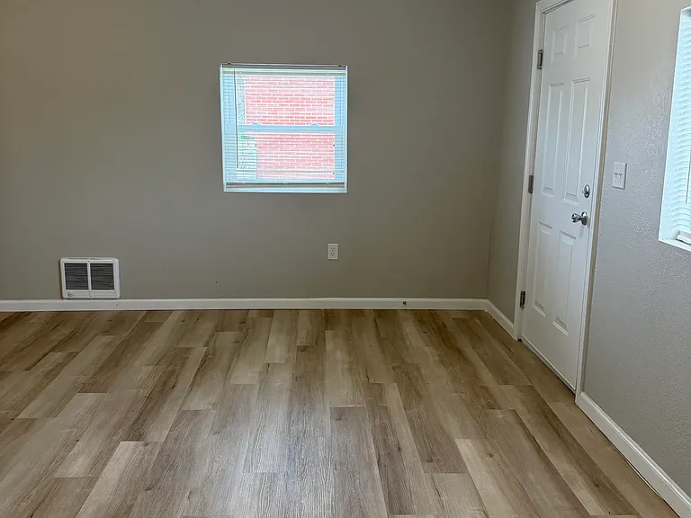 303-305 W Washington St #303 — Photo 7