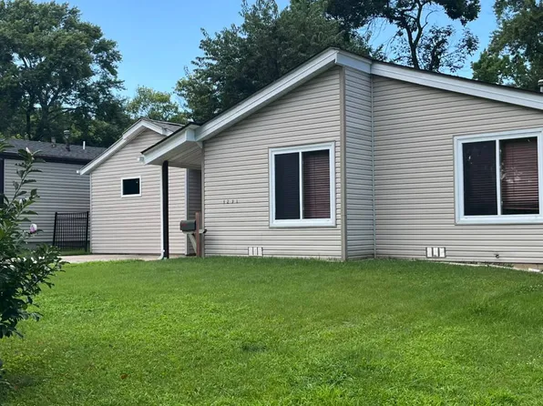 3291 Mowing Green Dr, Florissant, MO 63031