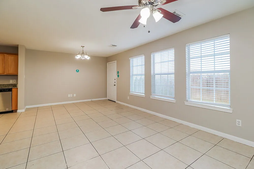 4 bed, 2.5 bath, 1700 sqft, $1,910 — Photo 4