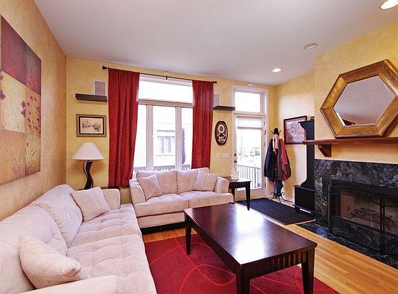 3rd image of 1811 W Winnemac Ave Unit M