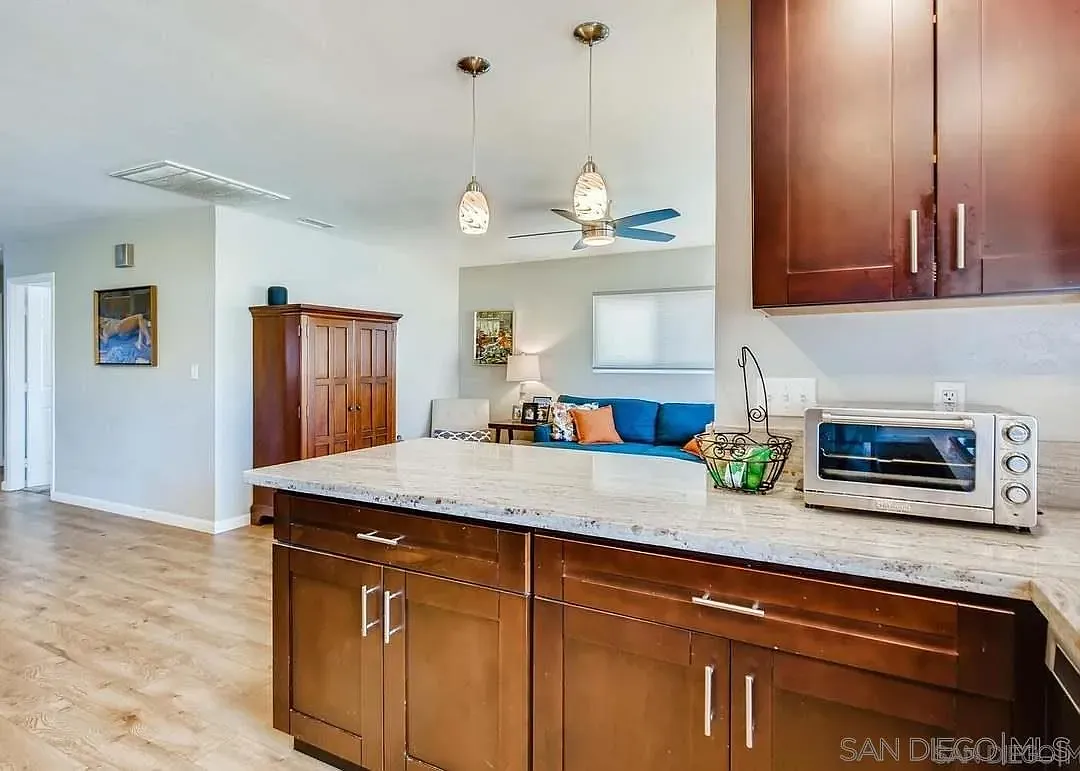 4 bed, 2.0 bath, 1550 sqft — Photo 4