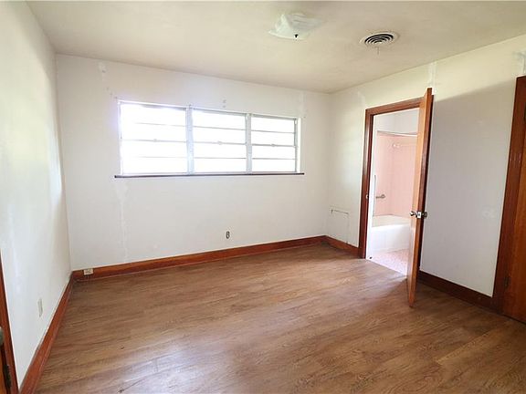 5th image of 304 Eola Dr