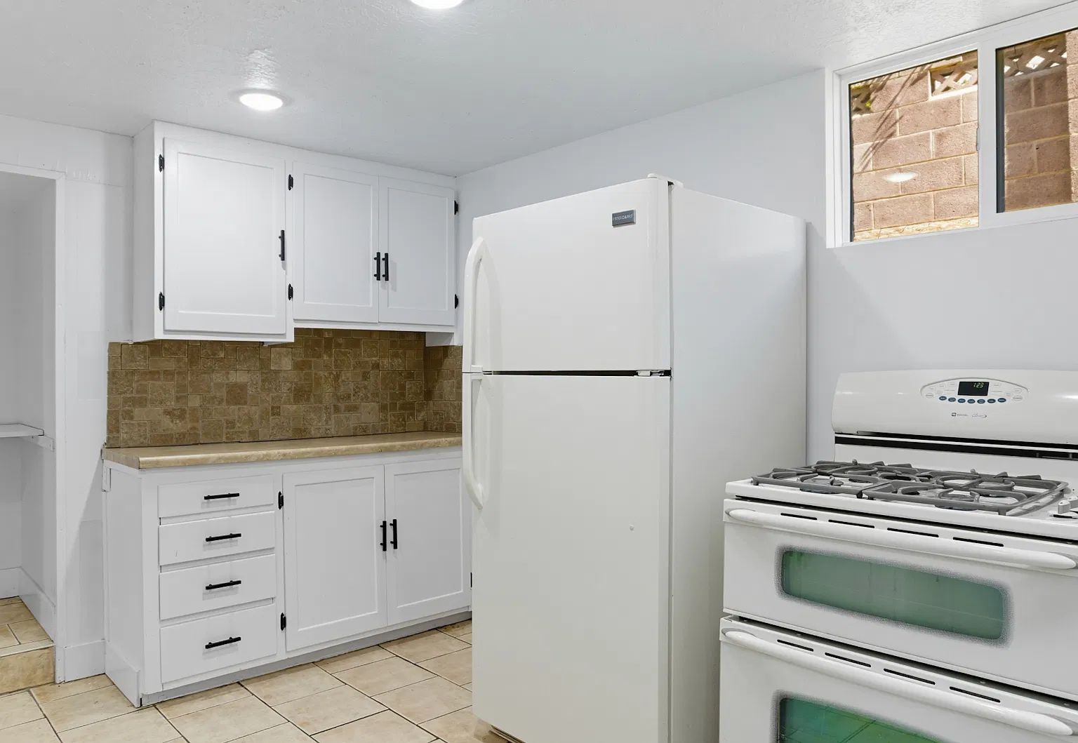 180 Ross Drive, Unit B — Photo 4