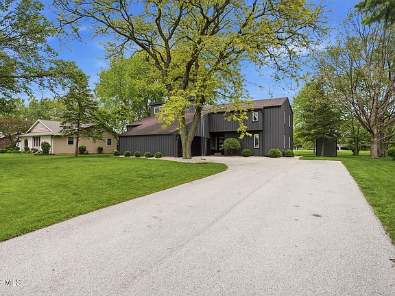 3rd image of 2923 Gleneagle Dr