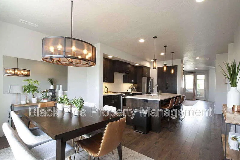 3 bed, 3.0 bath, 2220 sqft, $2,995 — Photo 2