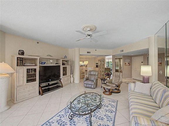3rd image of 221 NE Plantation Rd APT 211