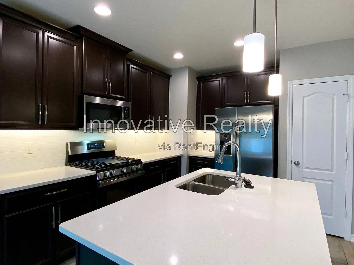3 bed, 2.5 bath, 1379 sqft, $2,300 — Photo 4