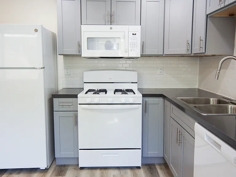 2810 H St #6 — Photo 8