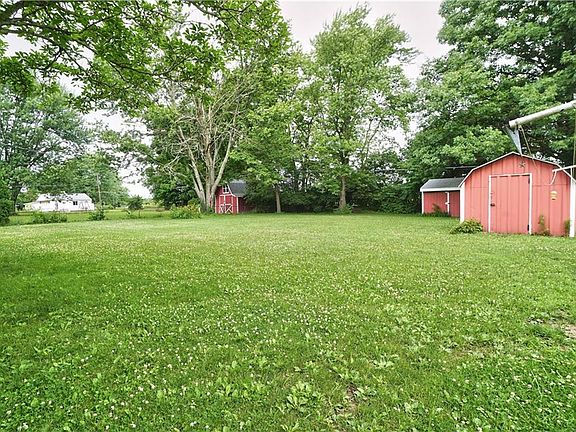 3rd image of 1910 Country Lane Dr