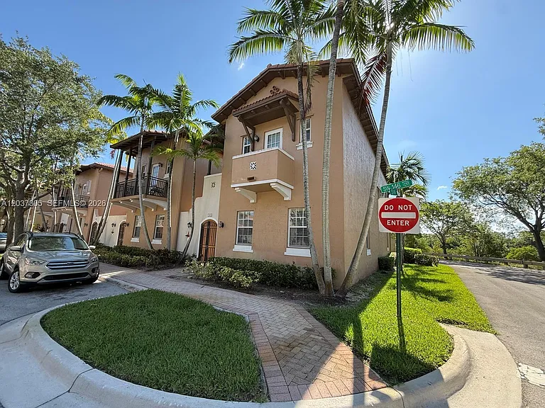 625 SW 146th Ter #901 — Photo 2