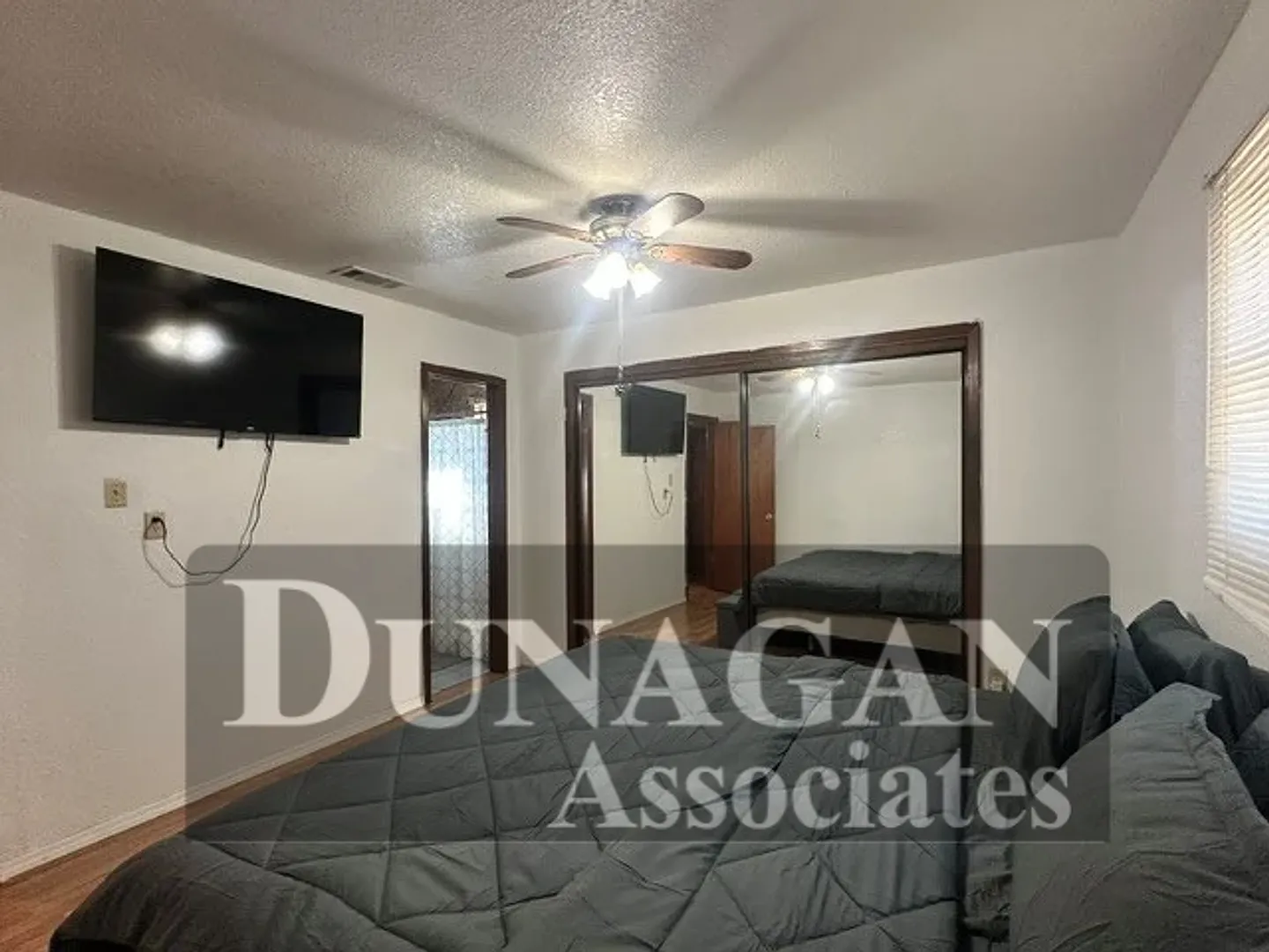 3 Bed 2 Bath Fully Furnished - Pet Friendly — Photo 4