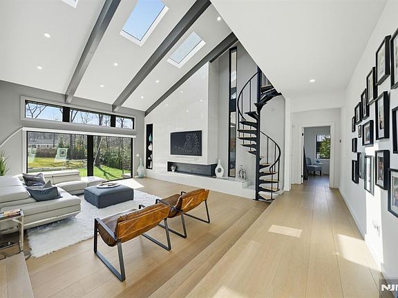 3rd image of 55 Oxford Dr