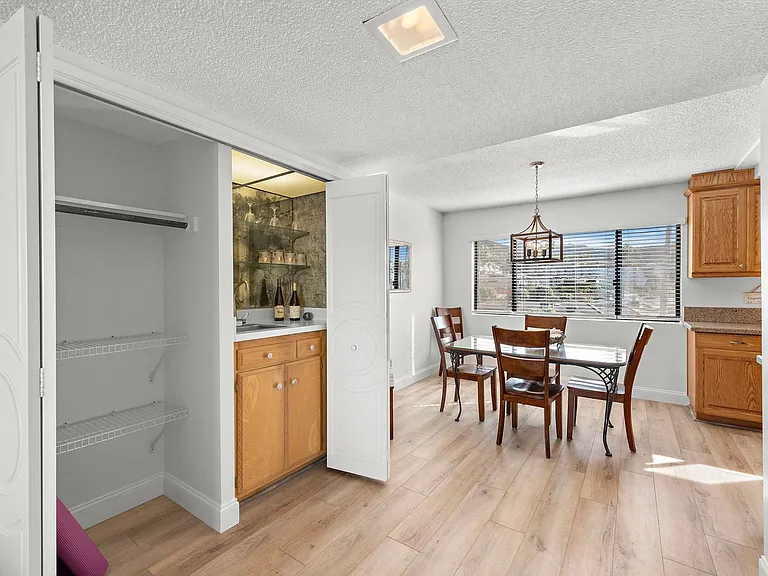 81 Blue Lagoon — Photo 15