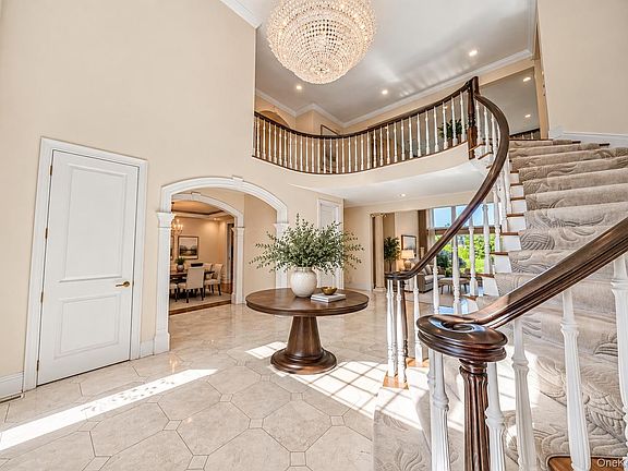 4th image of 19 Cobblestone Court