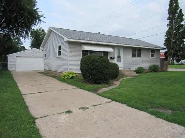 309 10th Ave, Hiawatha, IA 52233