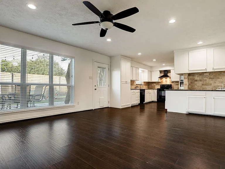 121 Misty Brook Ln — Photo 11