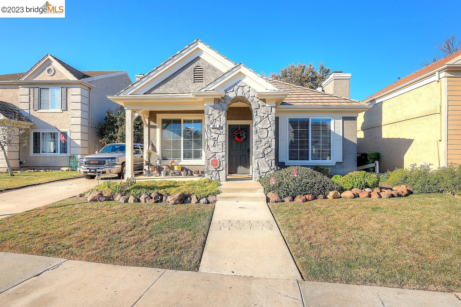 351 Chaucer Dr photo 1
