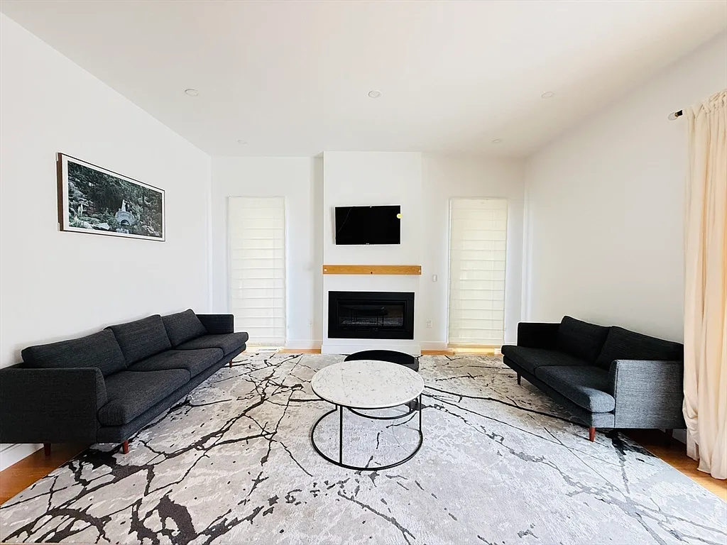 5 bed, 3.5 bath, 3290 sqft, $8,000 — Photo 4