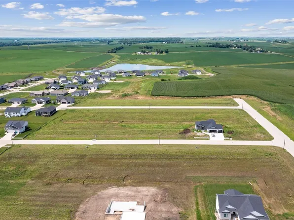 1433 Deerfield Dr, Fairfax, IA 52228