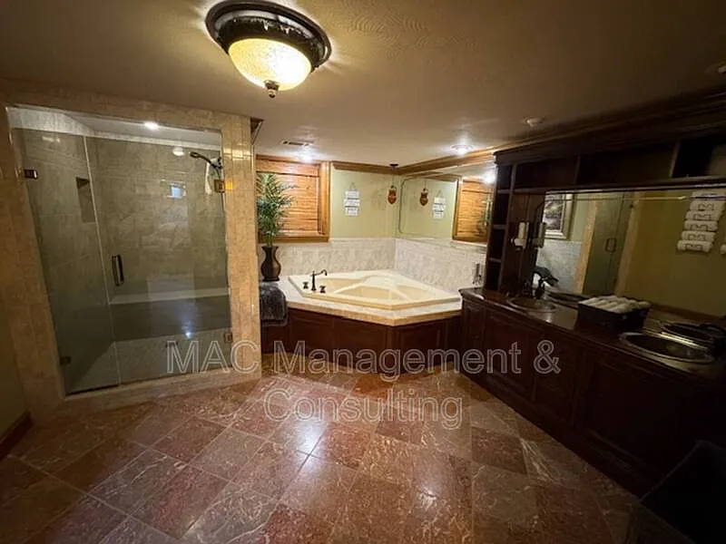2 bed, 1.0 bath, 1000 sqft, $1,300 — Photo 3