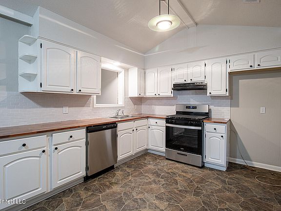 5th image of 136 James Dr