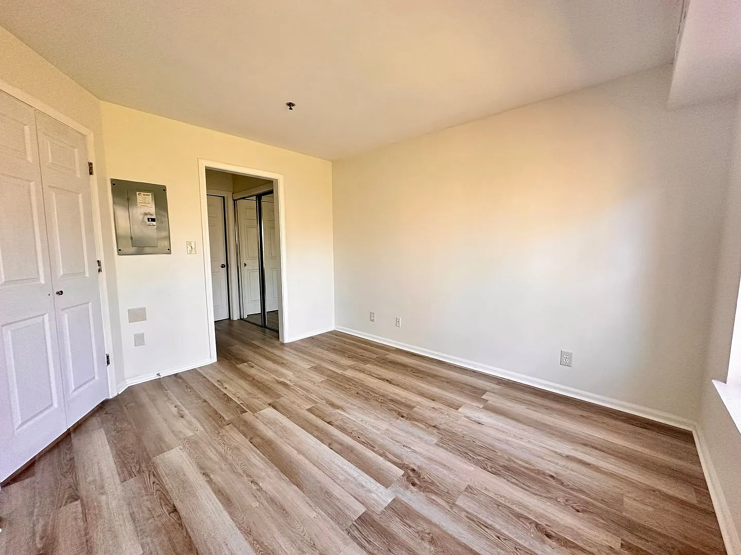 Newly Renovated 1B/1B Condo in Pointe of View located steps from Grand Boulevard! — Photo 4