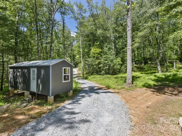 201 Sawyer Ln, Horse Shoe, NC 28742