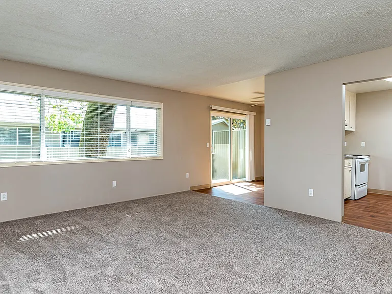 Country Oaks | Living Room