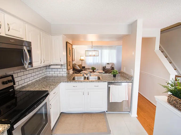 9424 Lexington Cir — Photo 3
