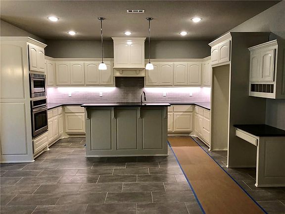 3rd image of 20 Merritt Cir