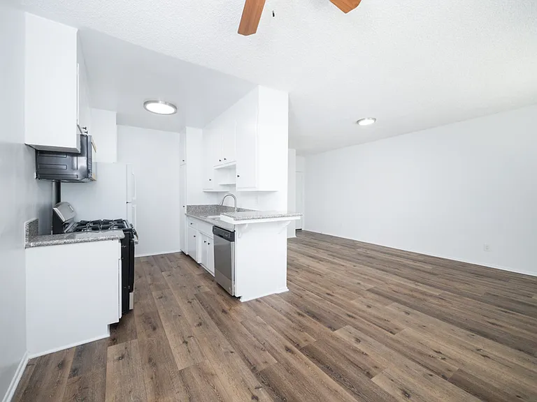 5715 Vineland Ave — Photo 6