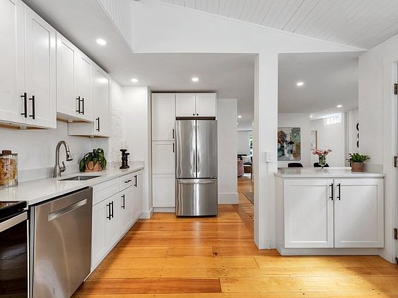 3rd image of 50 Bromfield St