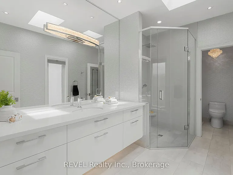 661 Clarence St — Photo 27