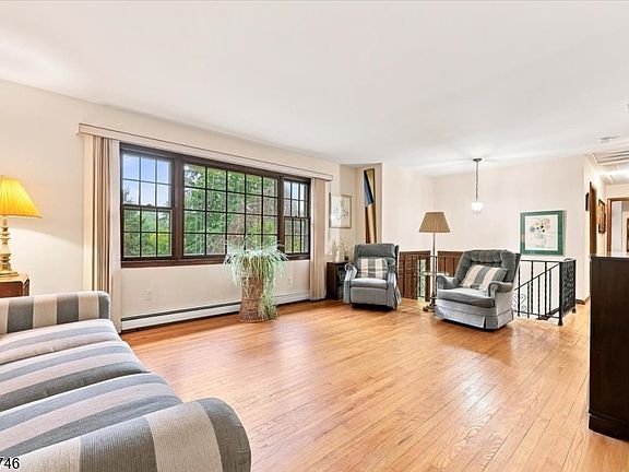 3rd image of 24 Hickory Rd